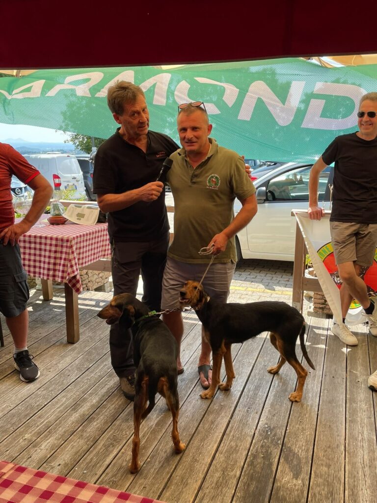 Gruppo con il cippo ligneo del Memorial Andrighetto Renzo a Cavaso del Tomba